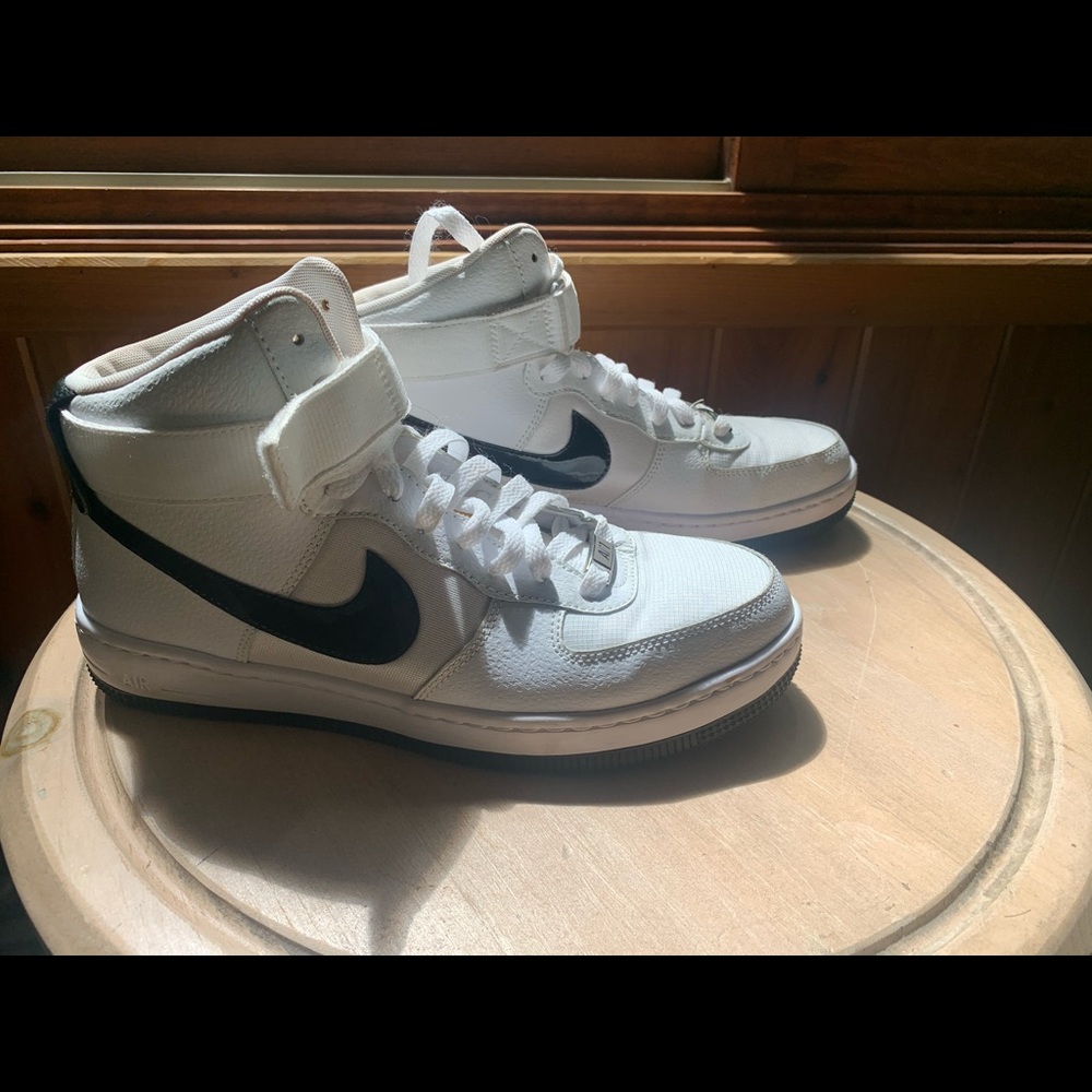 SOLD Nike Air Force 1 High Top ‘07 Sneakers